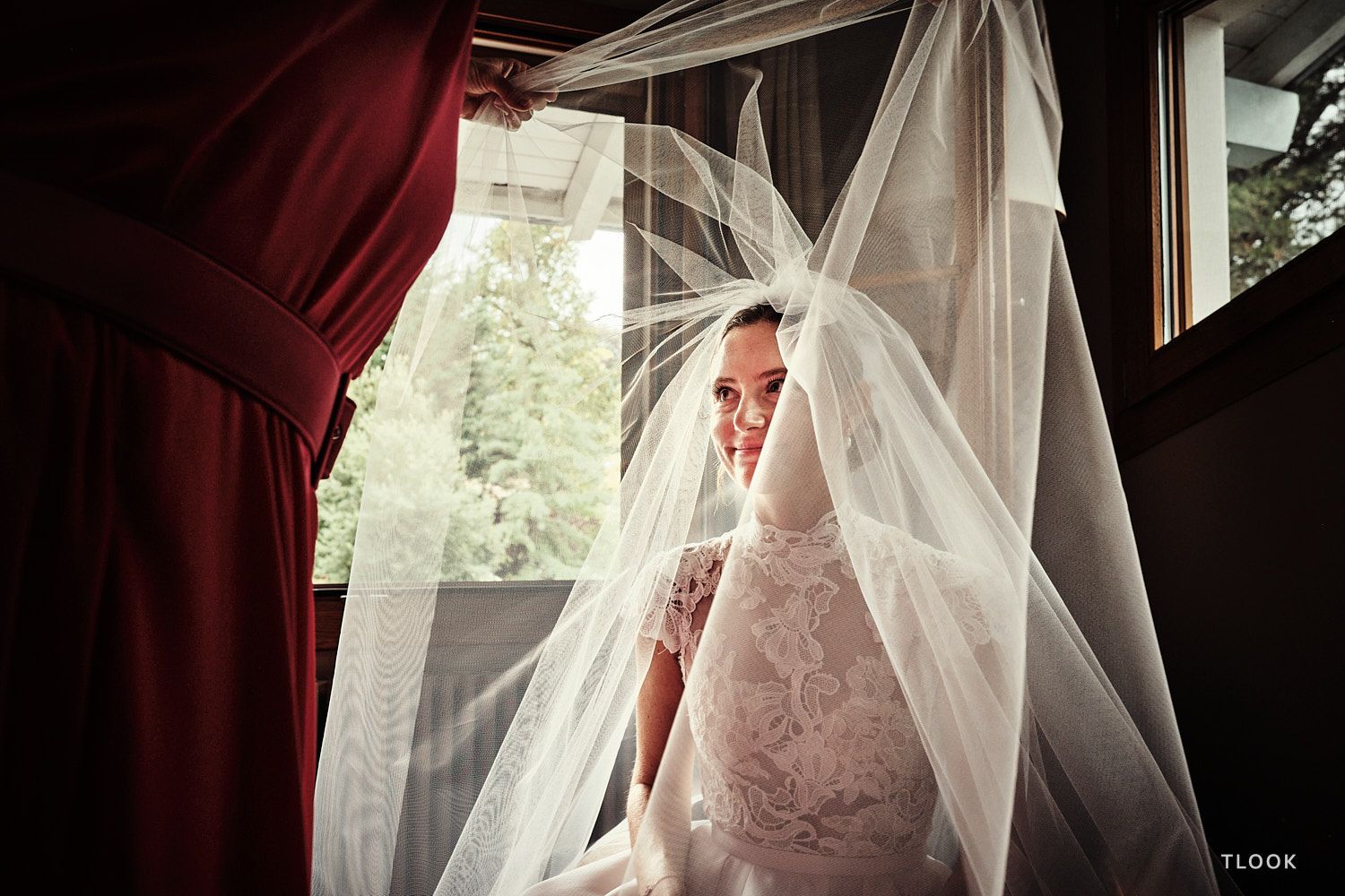 TLOOK photographe de mariage de style documentaire, préparatifs de la mariée avec sa maman