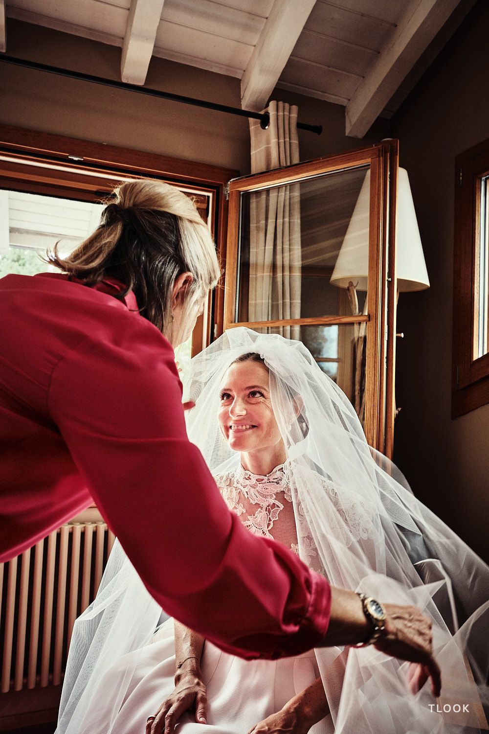 TLOOK photographe de mariage de style documentaire, préparatifs de la mariée avec sa maman