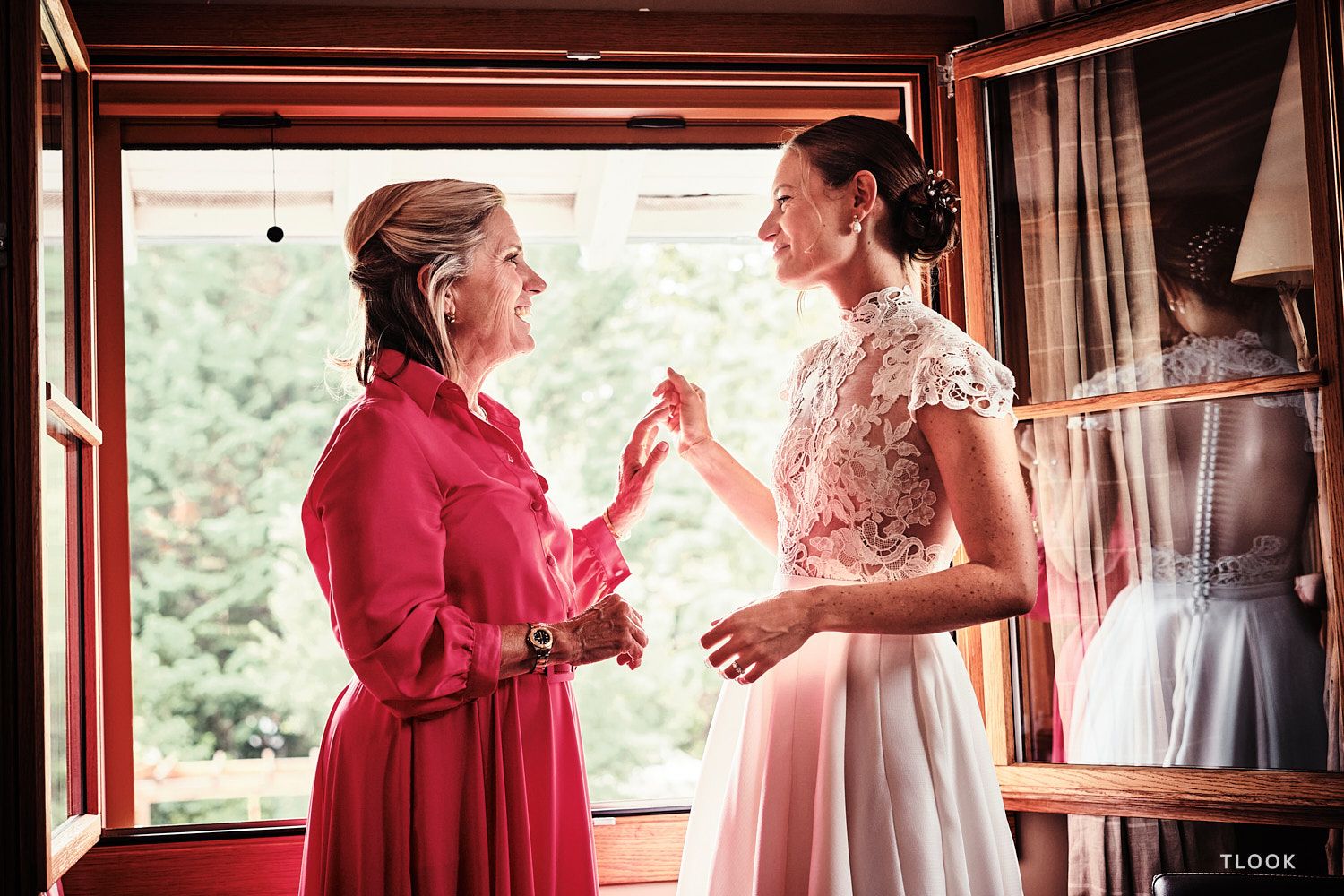 TLOOK photographe de mariage de style documentaire, préparatifs de la mariée avec sa maman