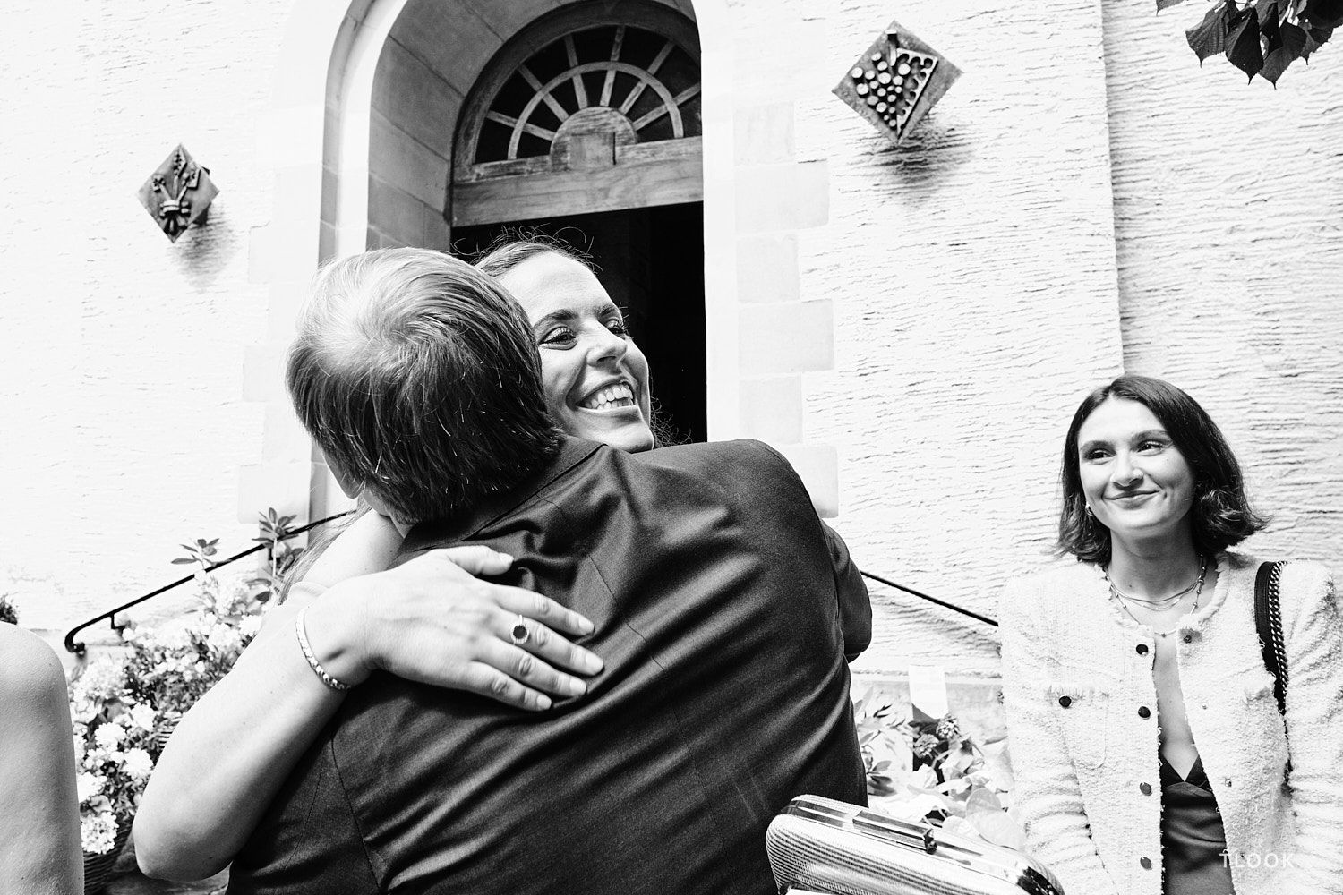TLOOK photographe de mariage de style documentaire, à l'église les invités saluent le marié
