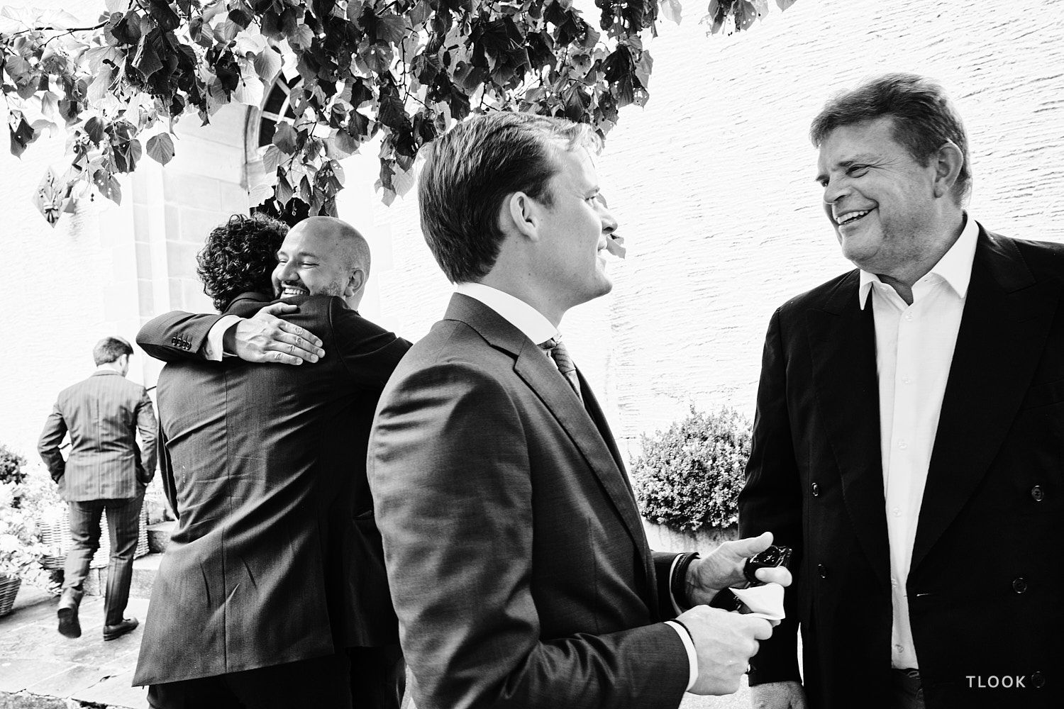TLOOK photographe de mariage de style documentaire, à l'église les invités saluent le marié