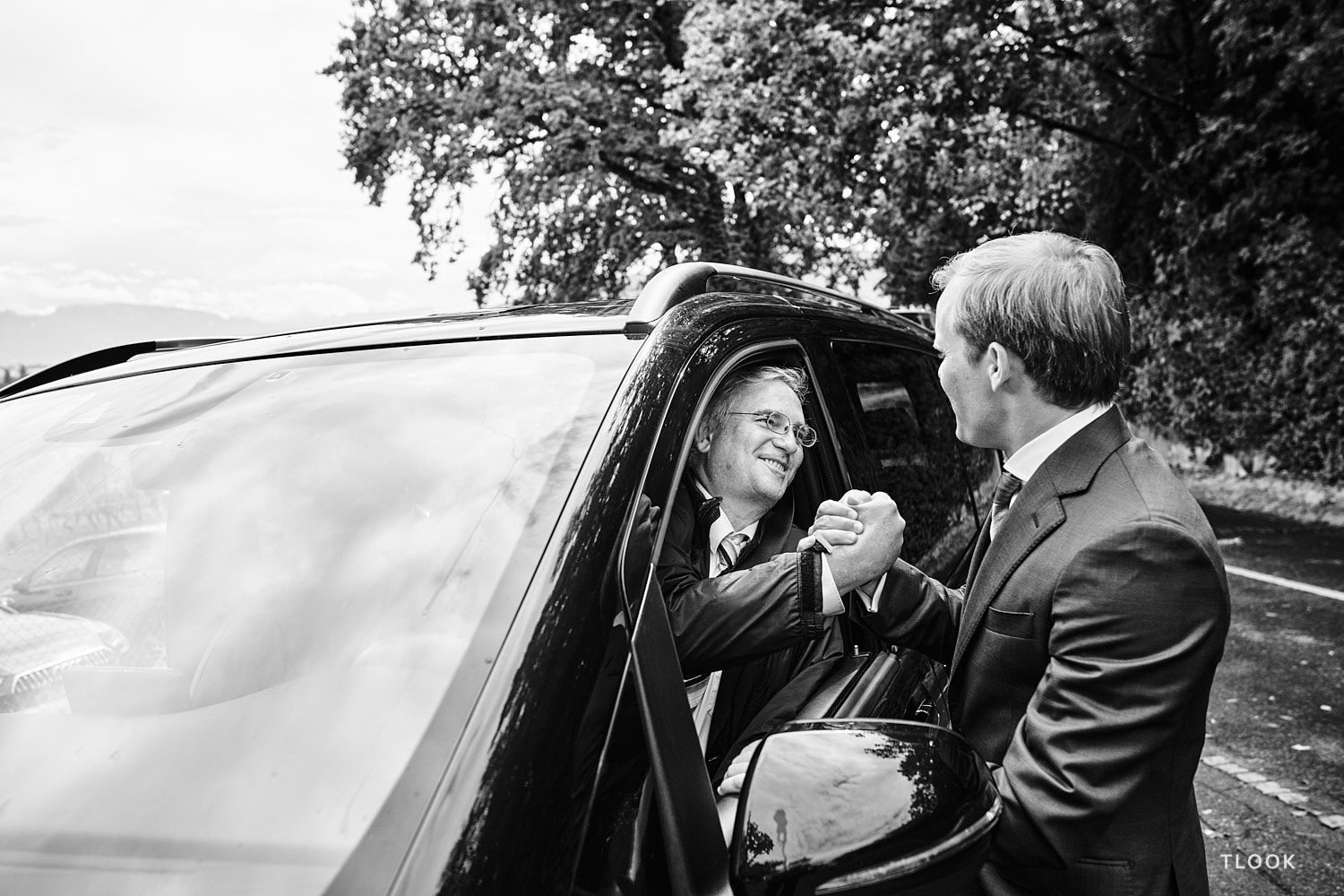 TLOOK photographe de mariage de style documentaire, à l'église les invités saluent le marié