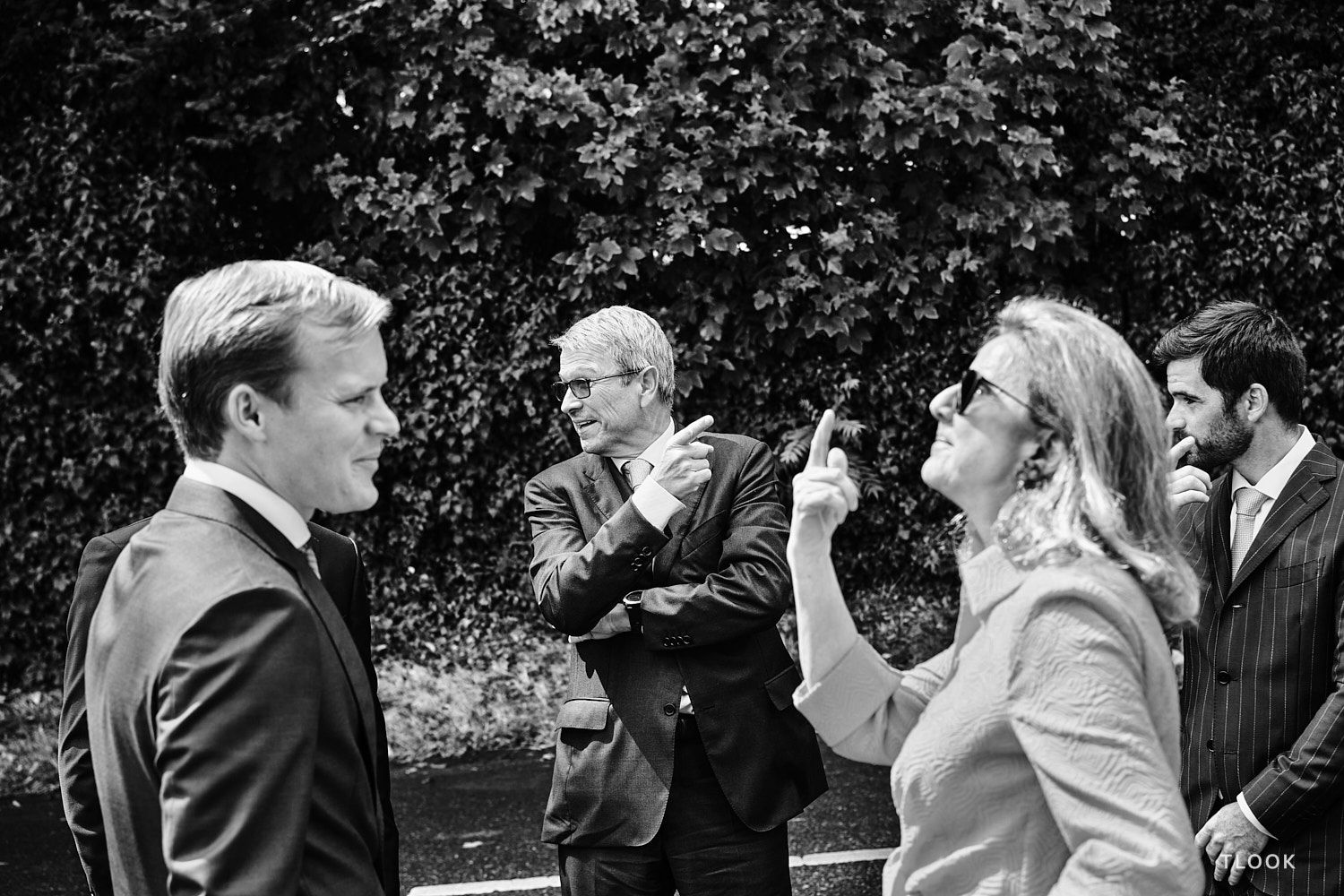 TLOOK photographe de mariage de style documentaire, à l'église les invités saluent le marié