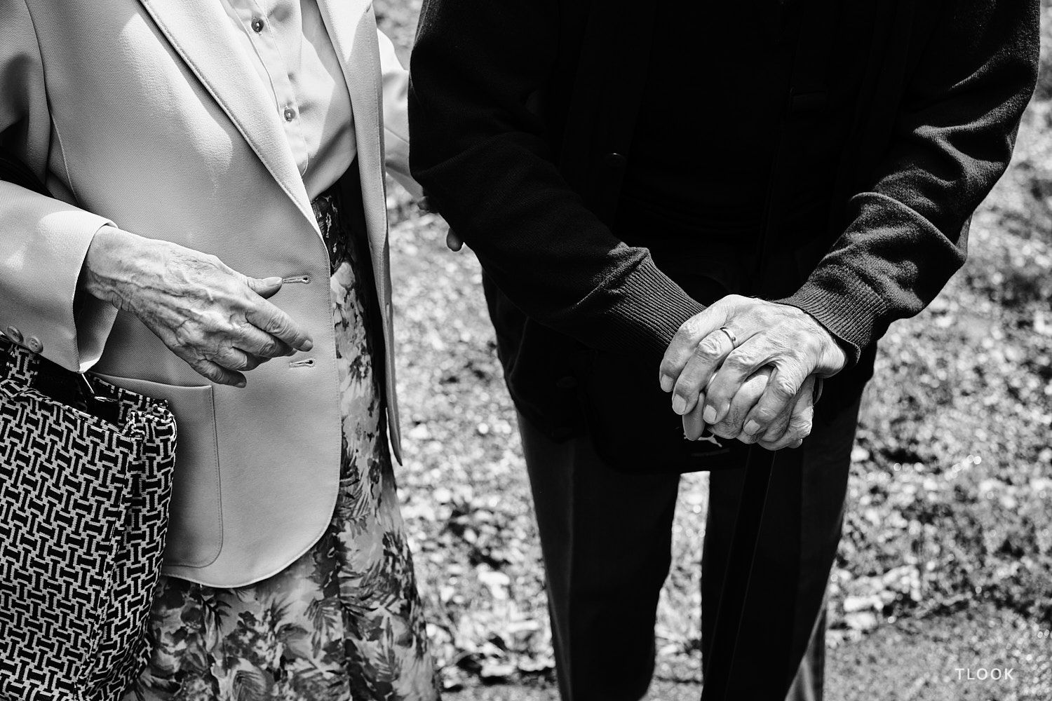 TLOOK photographe de mariage de style documentaire, gros plans sur les mains des grands parents