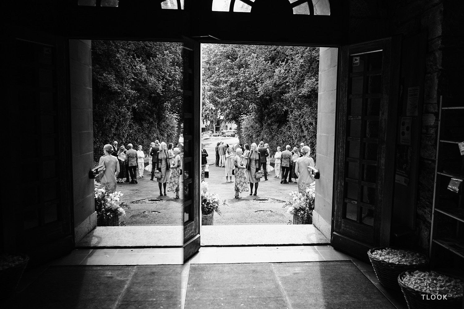 TLOOK photographe de mariage de style documentaire, à l'église les invités attendent le début de la cérémonie