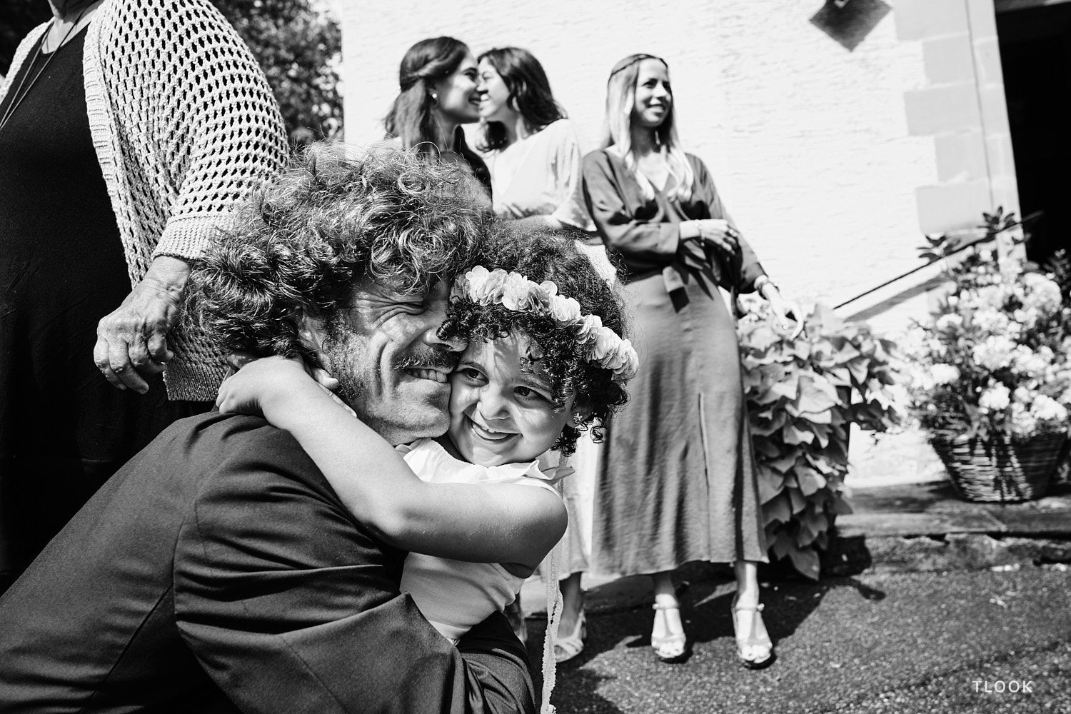 TLOOK photographe de mariage de style documentaire, à l'église un invité embrasse une petite fille