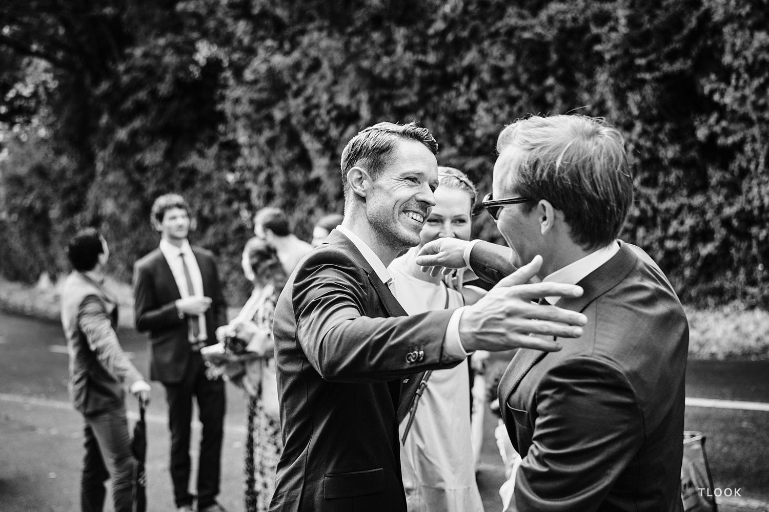 TLOOK photographe de mariage de style documentaire, à l'église les invités saluent le marié