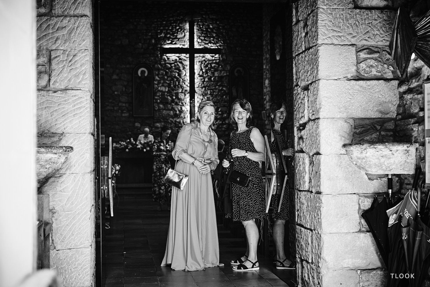 TLOOK photographe de mariage de style documentaire, à l'église les invités attendent la mariée