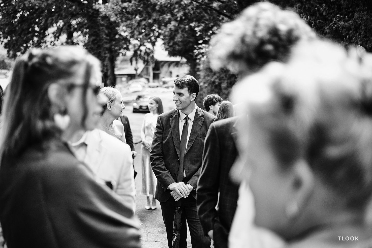 TLOOK photographe de mariage de style documentaire, à l'église les invités se saluent