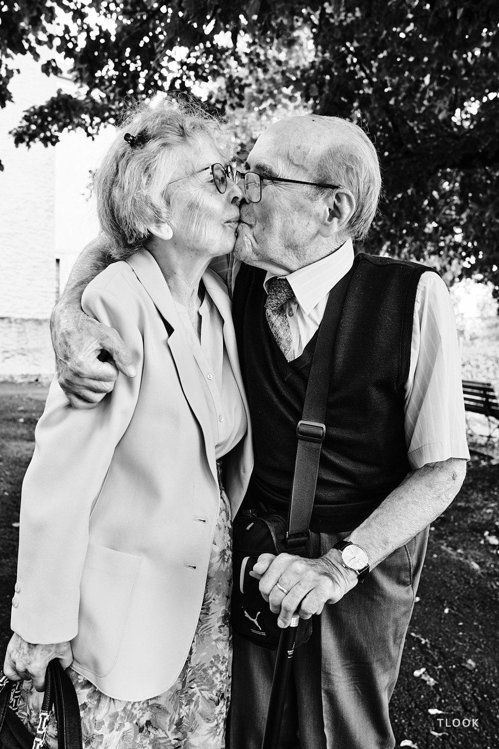 TLOOK photographe de mariage de style documentaire, les grands parents s'embrassent