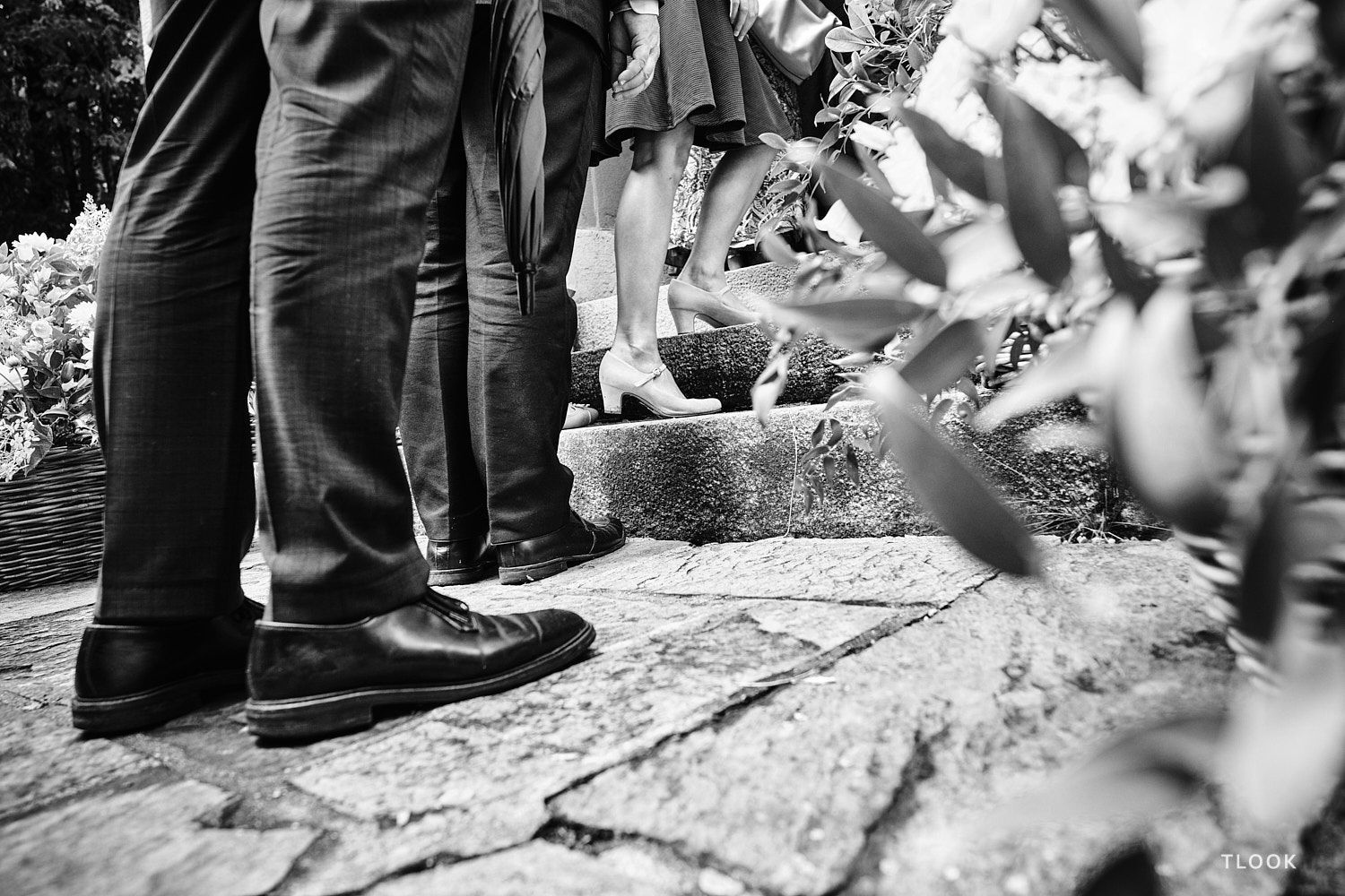 TLOOK photographe de mariage de style documentaire, les invités entrent dans l'église gros plan
