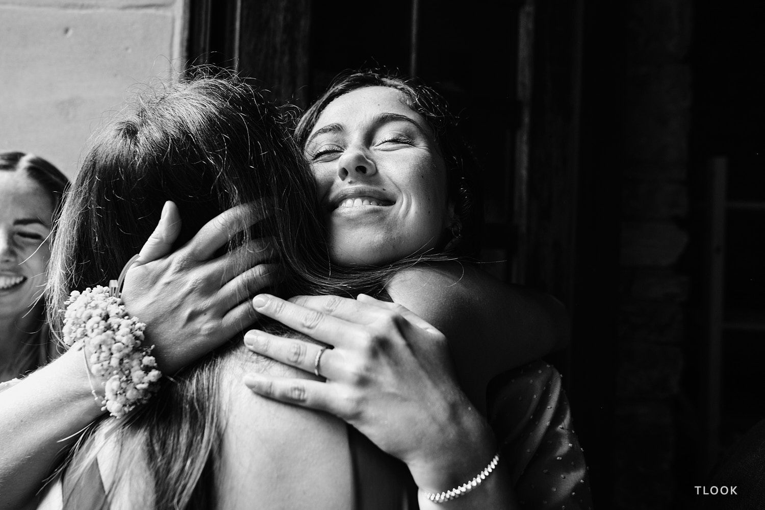 TLOOK photographe de mariage de style documentaire, à l'église les invités se saluent