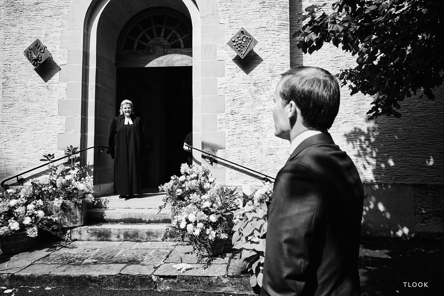 TLOOK photographe de mariage de style documentaire, à la cérémonie religieuse le marié attend