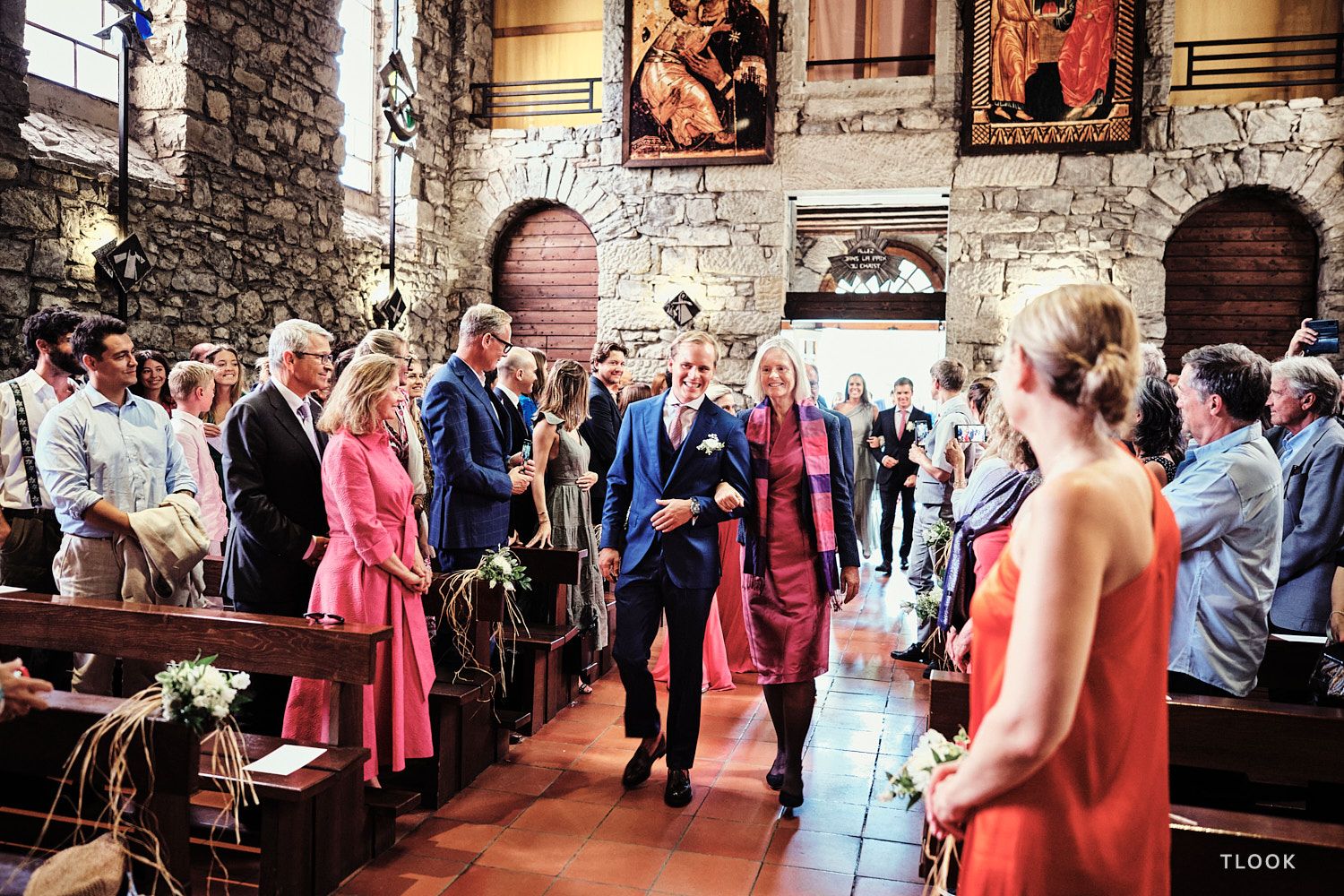TLOOK photographe de mariage de style documentaire, à la cérémonie religieuse les parents entrent dans l'église
