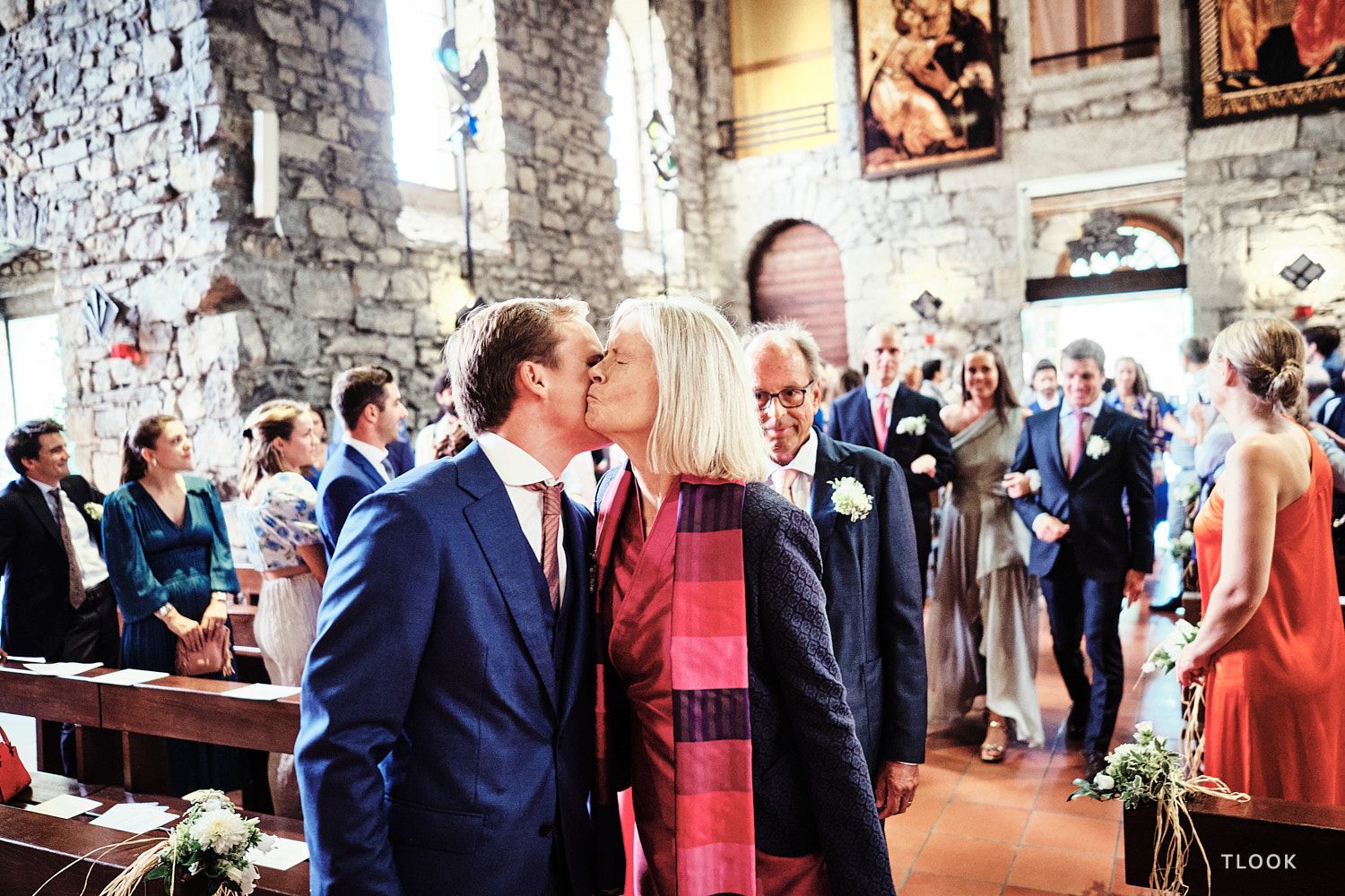 TLOOK photographe de mariage de style documentaire, à la cérémonie religieuse le marié embrasse sa maman