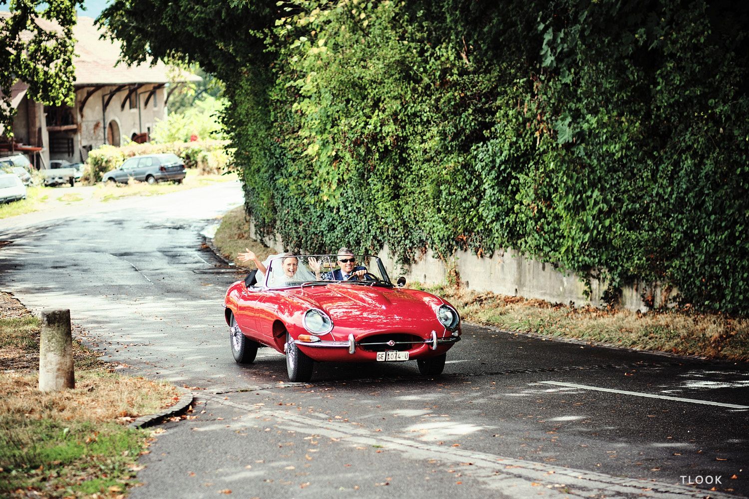 TLOOK photographe de mariage de style documentaire, à la cérémonie religieuse la mariée arrive avec son papa en voiture