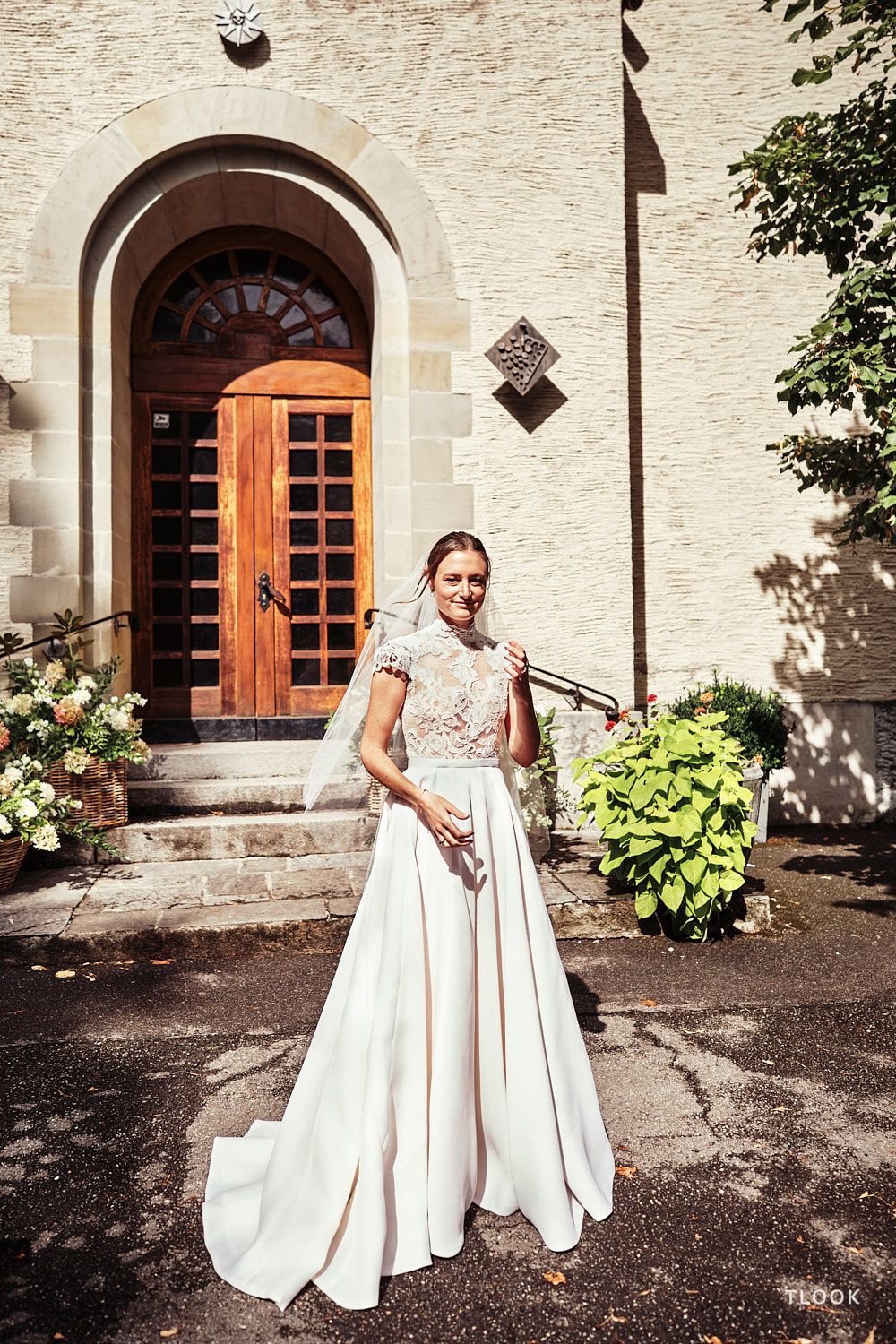 TLOOK photographe de mariage de style documentaire, à la cérémonie religieuse la mariée arrive