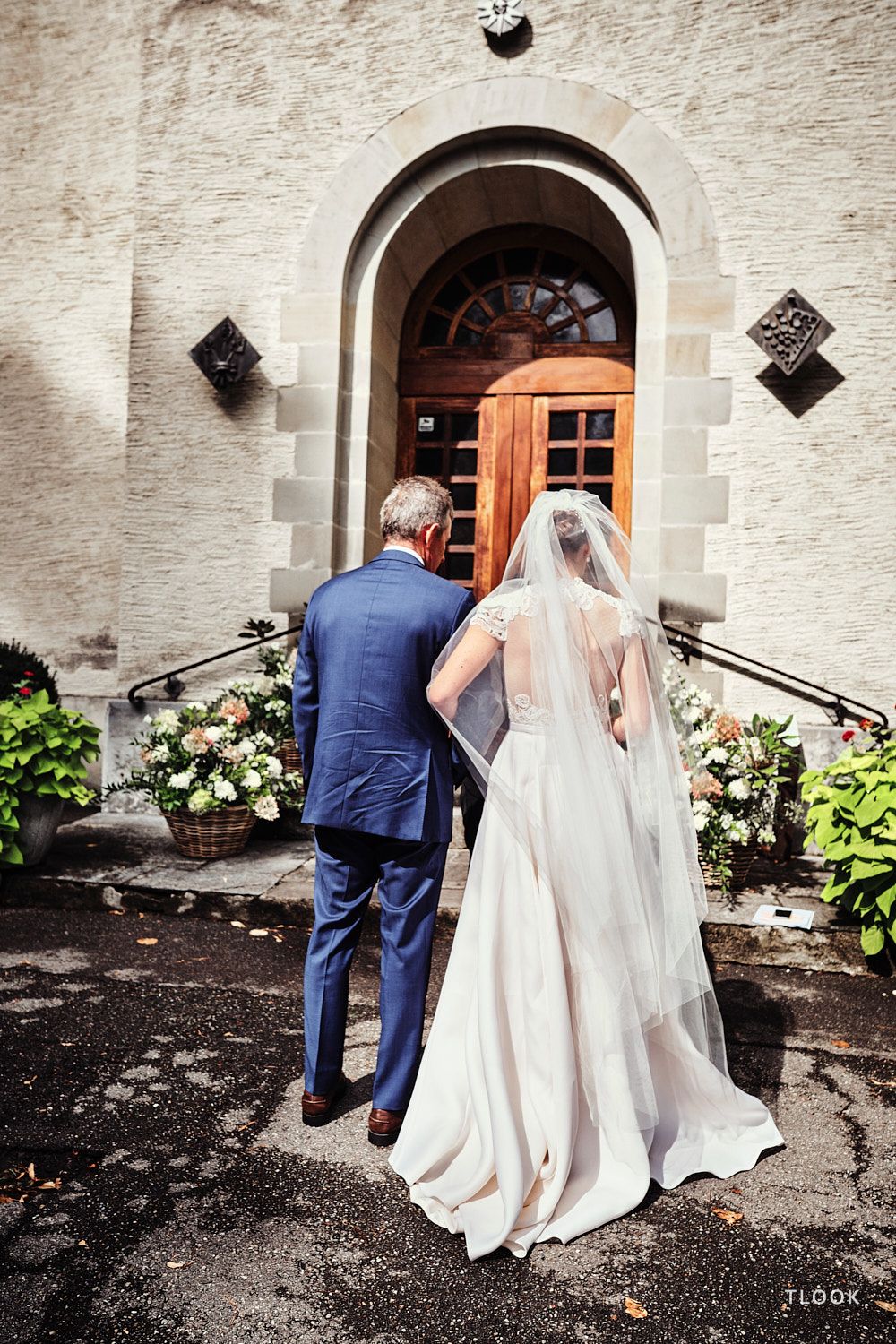 TLOOK photographe de mariage de style documentaire, à la cérémonie religieuse la mariée arrive avec son papa