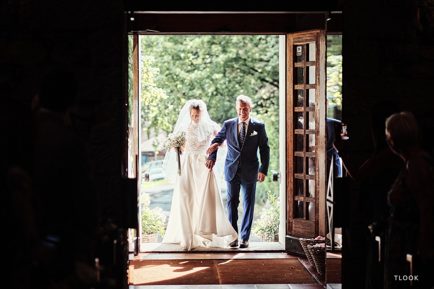 TLOOK photographe de mariage de style documentaire, à la cérémonie religieuse la mariée arrive avec son papa