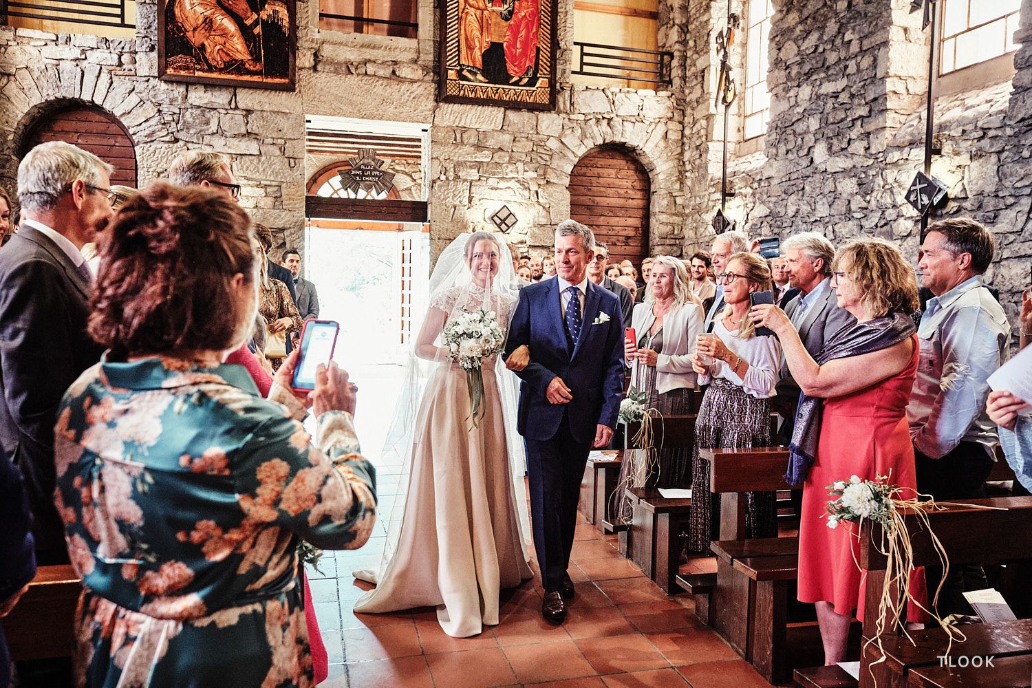 TLOOK photographe de mariage de style documentaire, à la cérémonie religieuse la mariée arrive avec son papa