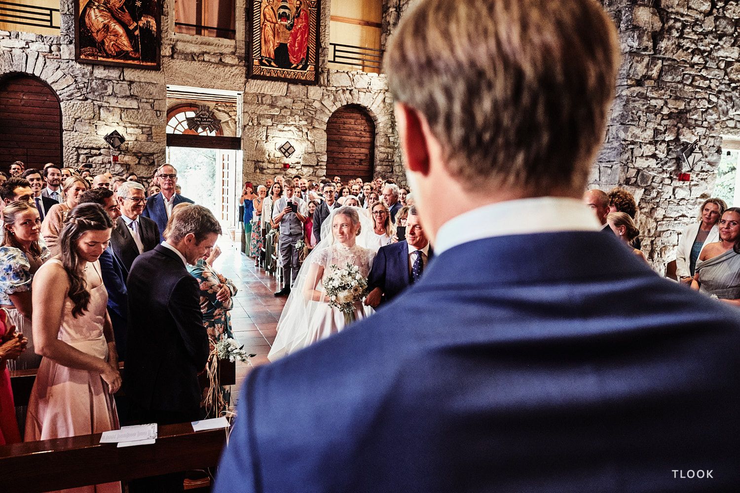 TLOOK photographe de mariage de style documentaire, à la cérémonie religieuse la mariée arrive avec son papa
