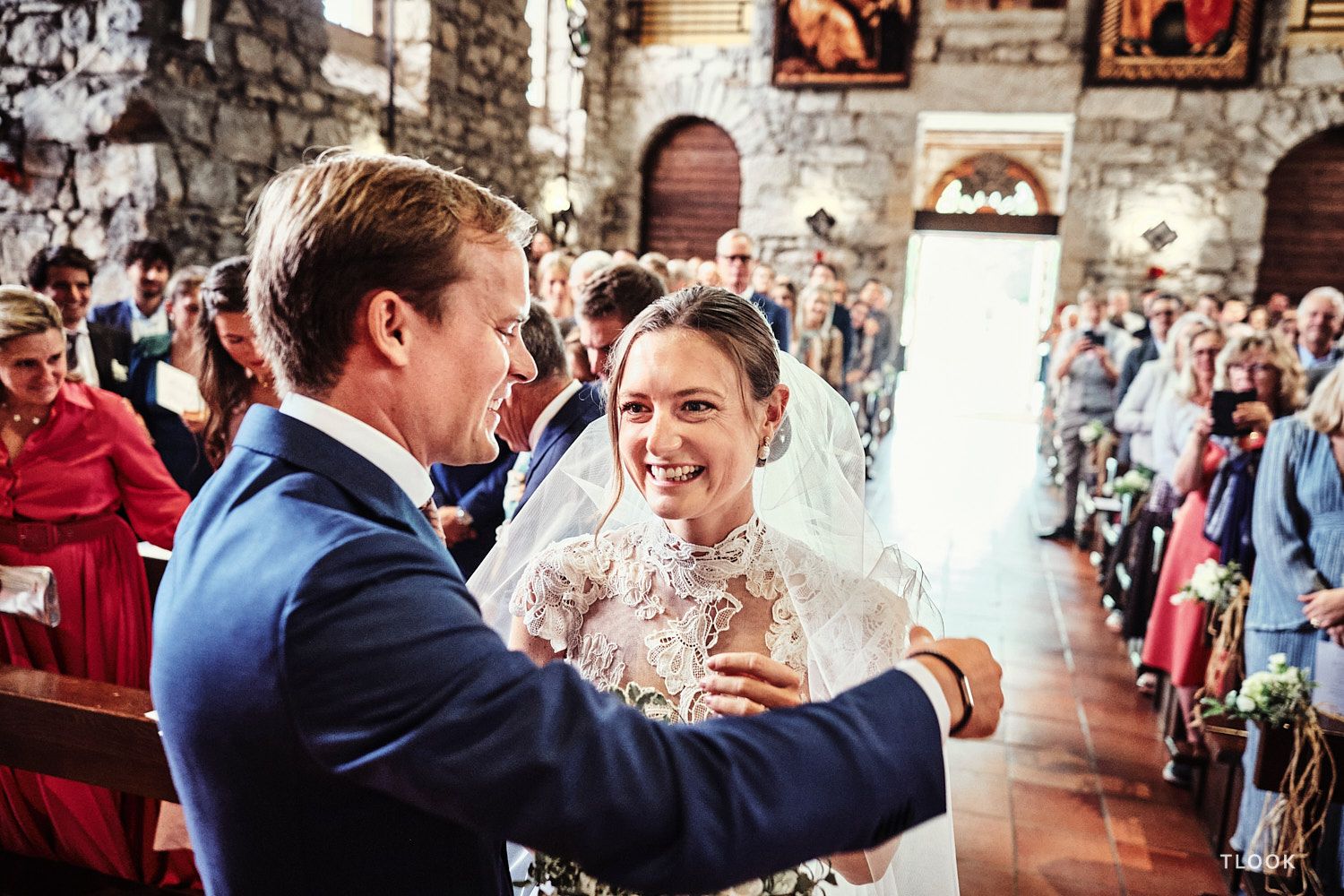 TLOOK photographe de mariage de style documentaire, à la cérémonie religieuse le marié enlève le voile de la mariée