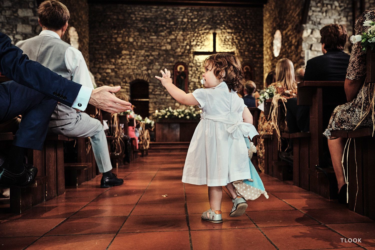 TLOOK photographe de mariage de style documentaire, cérémonie et petite fille à l'église