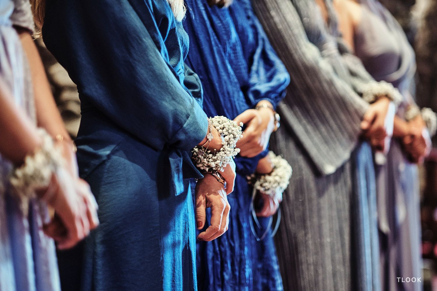 TLOOK photographe de mariage de style documentaire, détails des demoiselles d'honneur à l'église