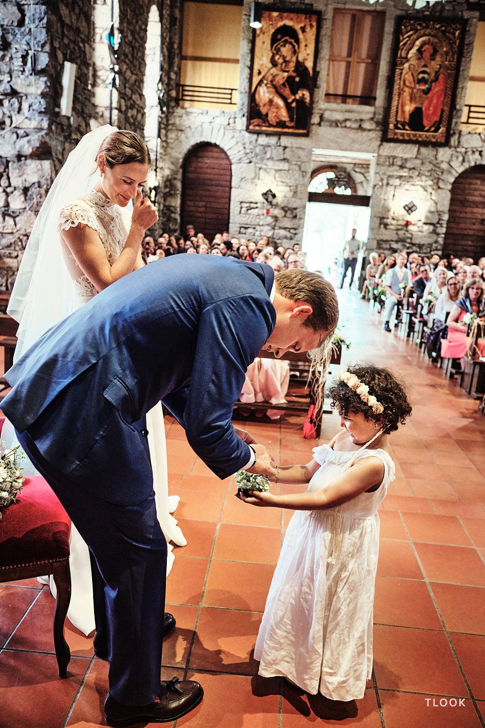 TLOOK photographe de mariage de style documentaire, petite fille apporte les alliances à l'église
