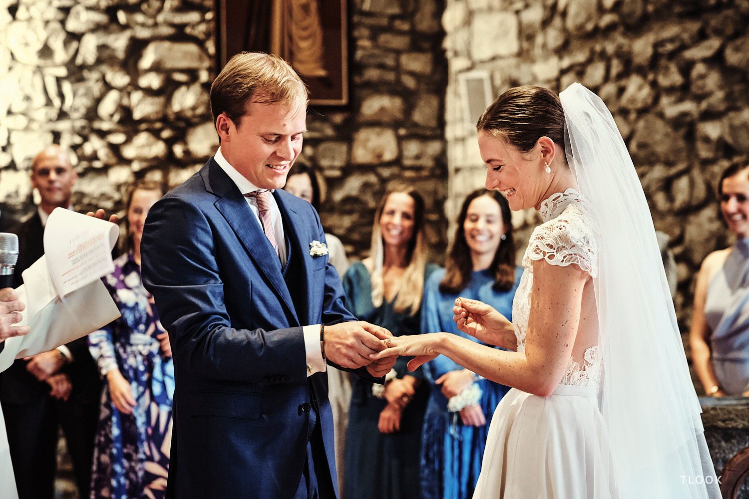 TLOOK photographe de mariage de style documentaire, les mariés se passent les alliances au doigt à l'église