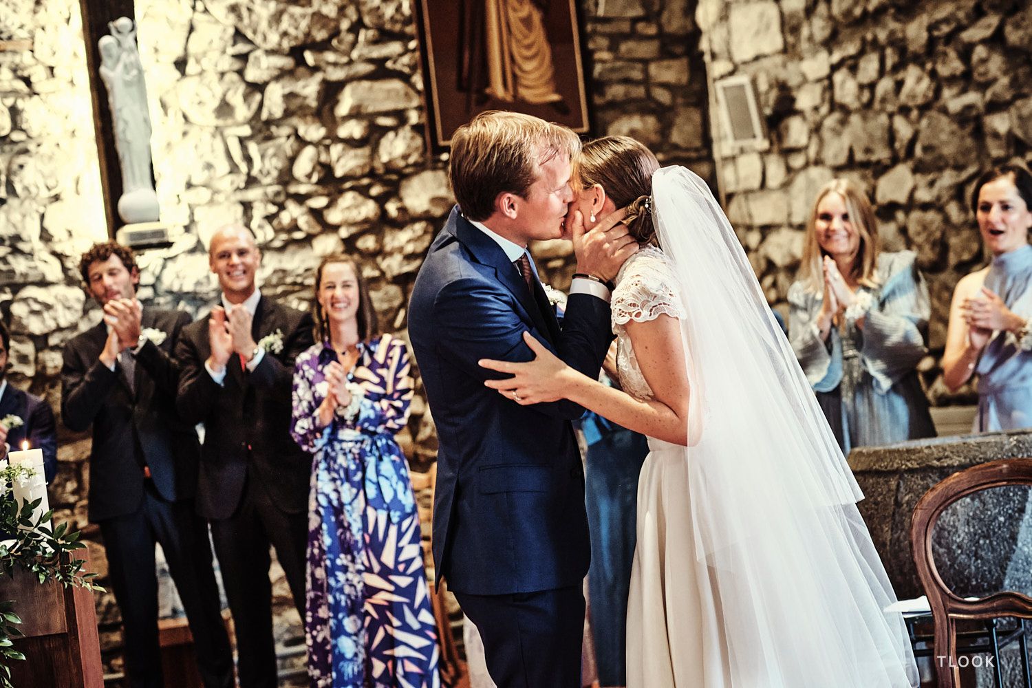 TLOOK photographe de mariage de style documentaire, à l'glise les mariés s'embrassent