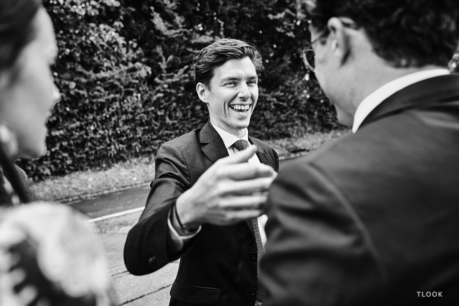 TLOOK photographe de mariage de style documentaire, les amis à la sortie de l'église