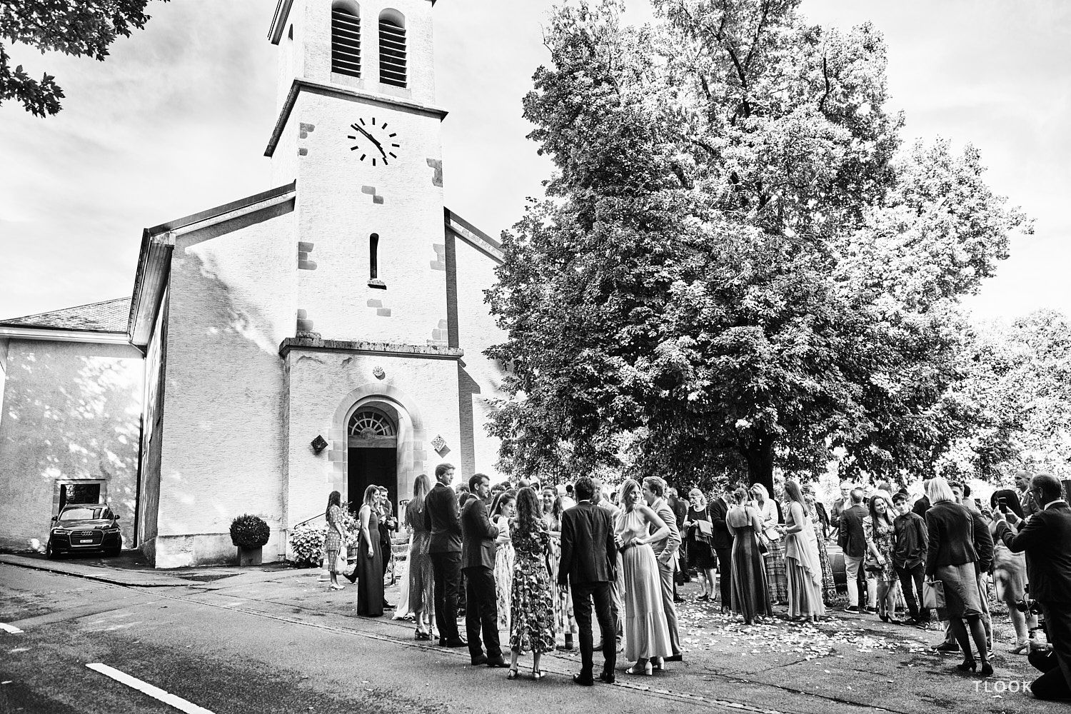TLOOK photographe de mariage de style documentaire, église cérémonie invités