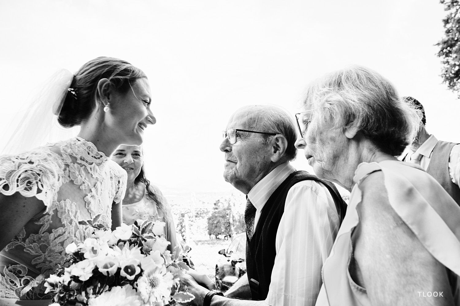 TLOOK photographe de mariage de style documentaire, les grands parents avec la mariée