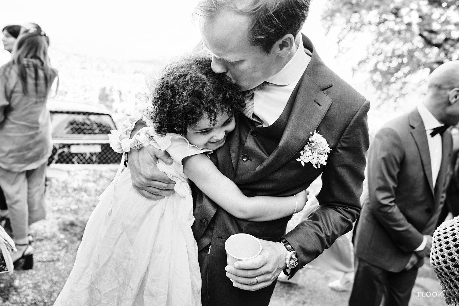 TLOOK photographe de mariage de style documentaire, fin dla cérémonie le marié embrasse une petit fille