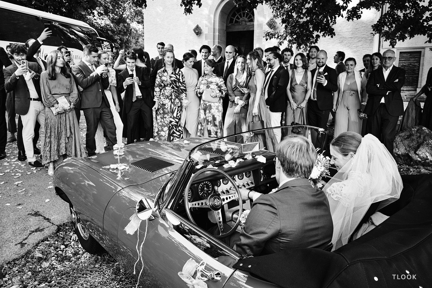TLOOK photographe de mariage de style documentaire, cortège avec la voiture des mariés