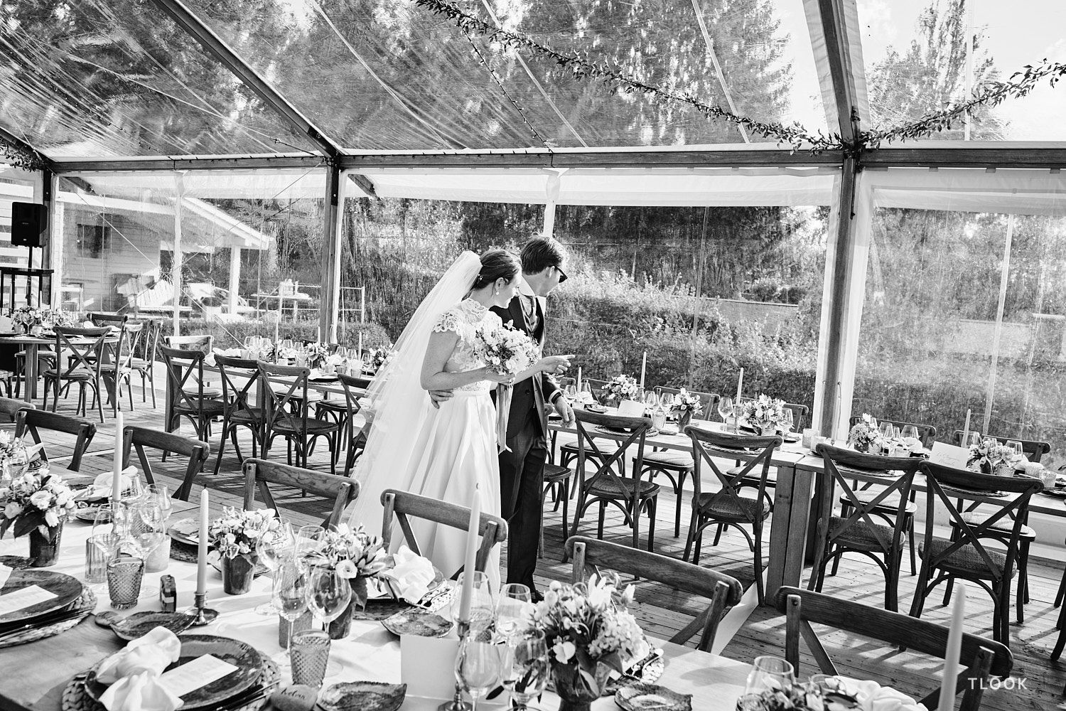 TLOOK photographe de mariage de style documentaire, portrait des mariés dans la salle