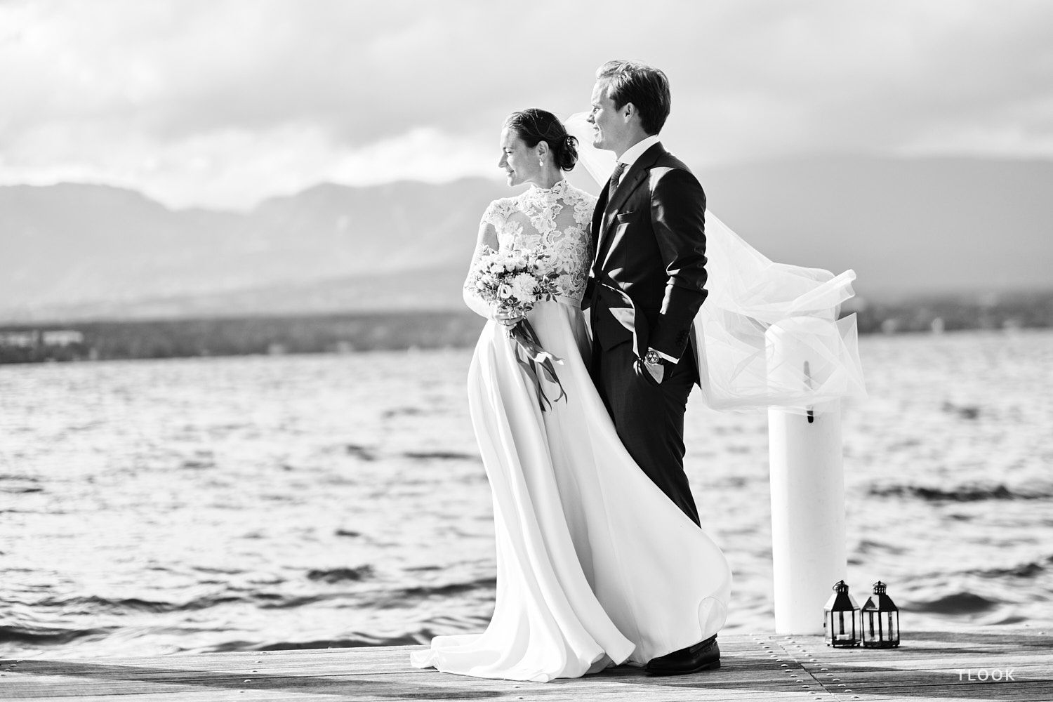 TLOOK photographe de mariage de style documentaire, portrait des mariés avec le lac léman