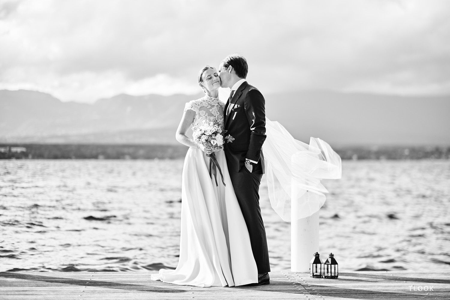 TLOOK photographe de mariage de style documentaire, portrait des mariés avec le lac léman