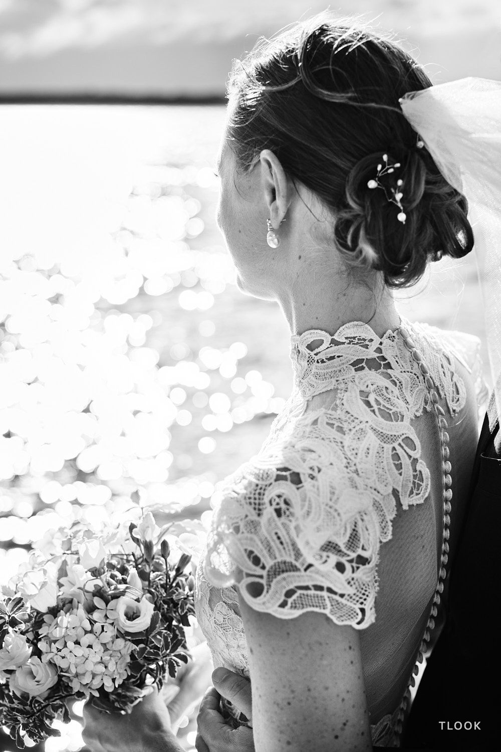 TLOOK photographe de mariage de style documentaire, portrait de la mariée avec le lac léman