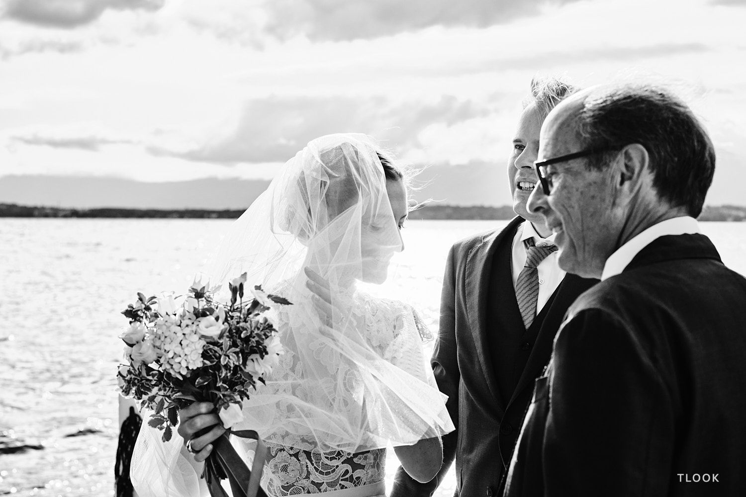 TLOOK photographe de mariage de style documentaire, portrait de la mariée avec son papa et le marié