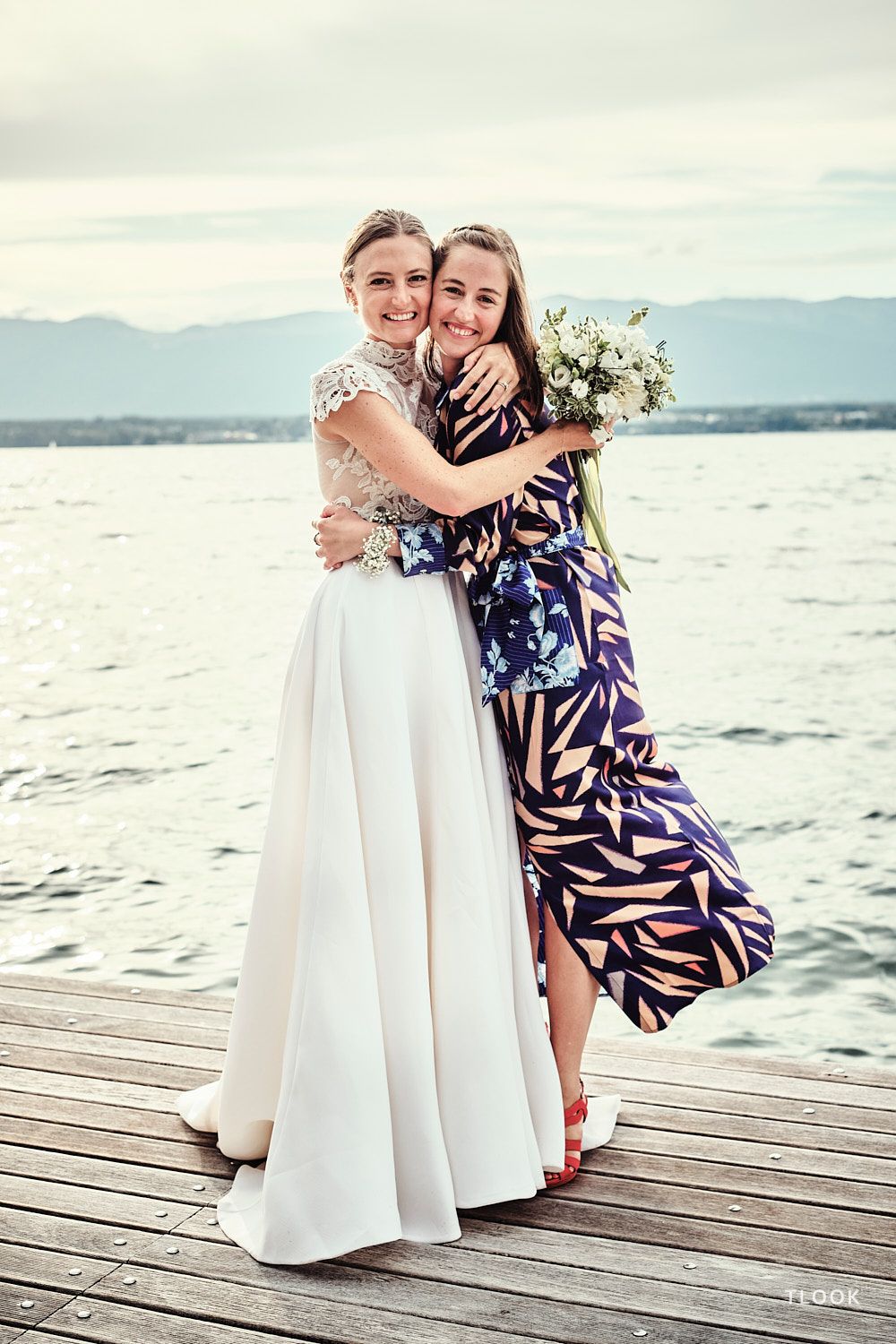 TLOOK photographe de mariage de style documentaire, portrait de la mariée avec sa témoin