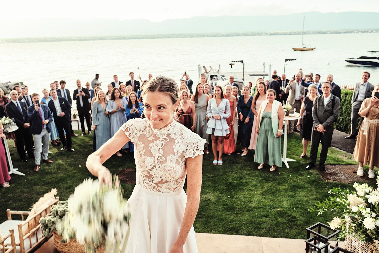 TLOOK photographe de mariage de style documentaire, cocktail jeter du bouquet
