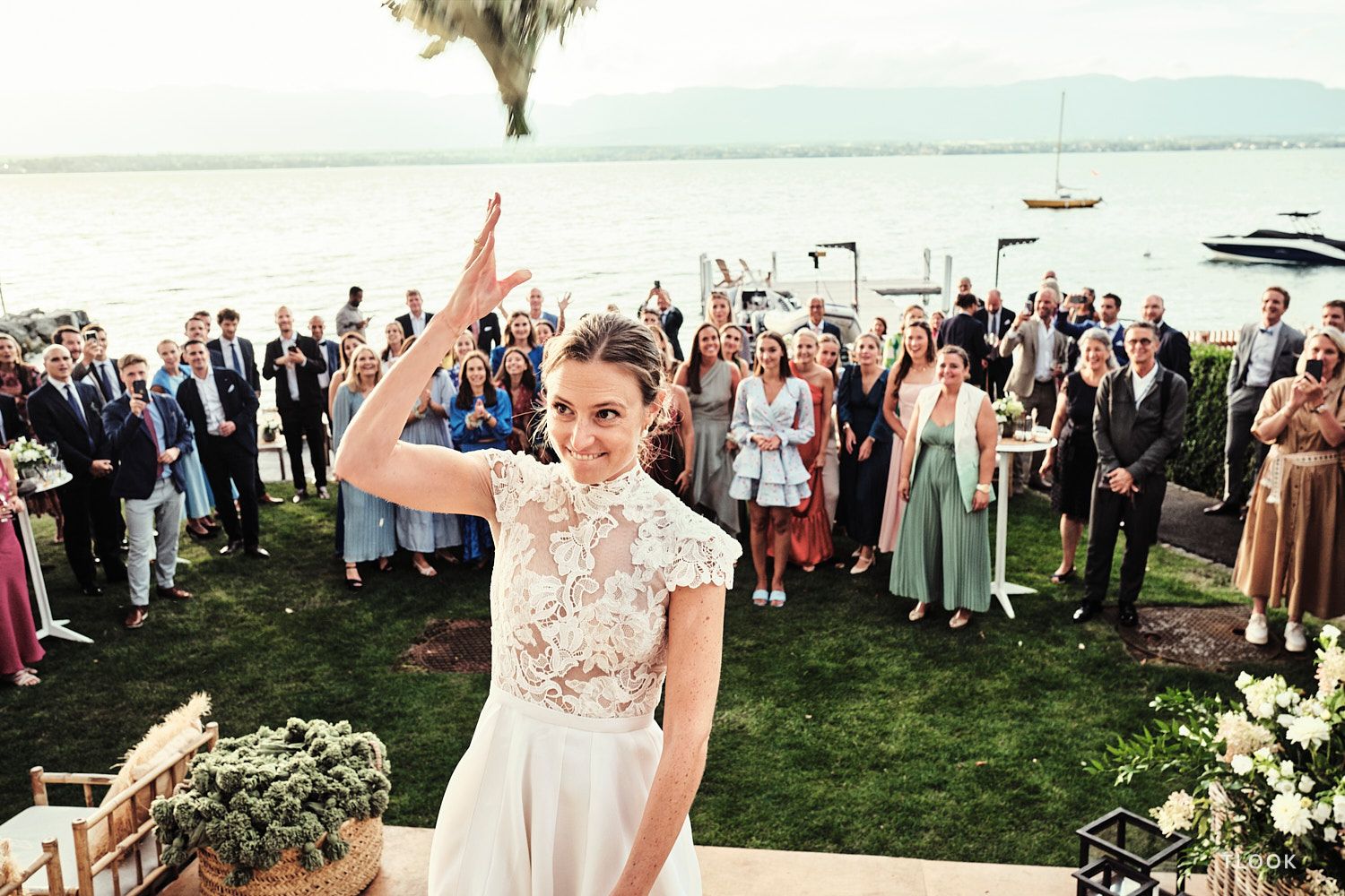 TLOOK photographe de mariage de style documentaire, cocktail jeter du bouquet