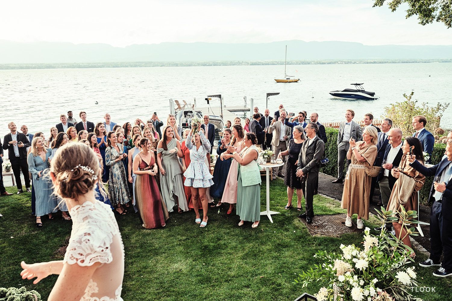 TLOOK photographe de mariage de style documentaire, cocktail jeter du bouquet