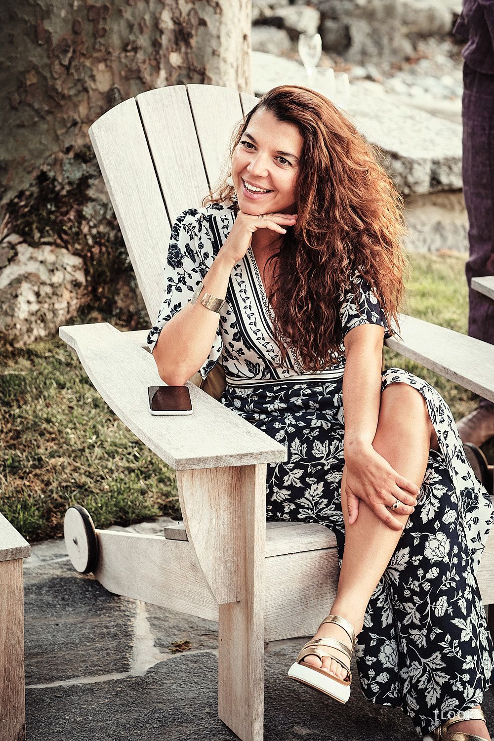 TLOOK photographe de mariage de style documentaire, cocktail une amie s'amuse