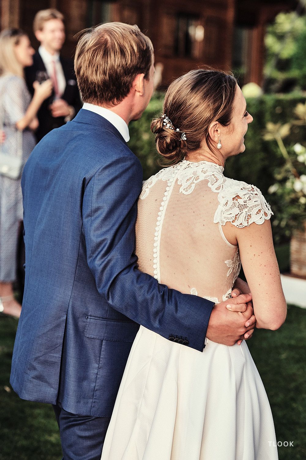 TLOOK photographe de mariage de style documentaire, cocktails les mariés écoutent un discours des amis