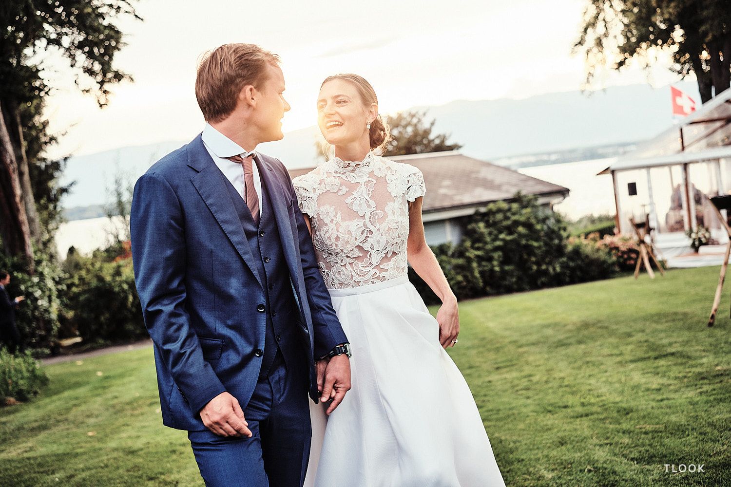 TLOOK photographe de mariage de style documentaire, portraits des mariés se regardant
