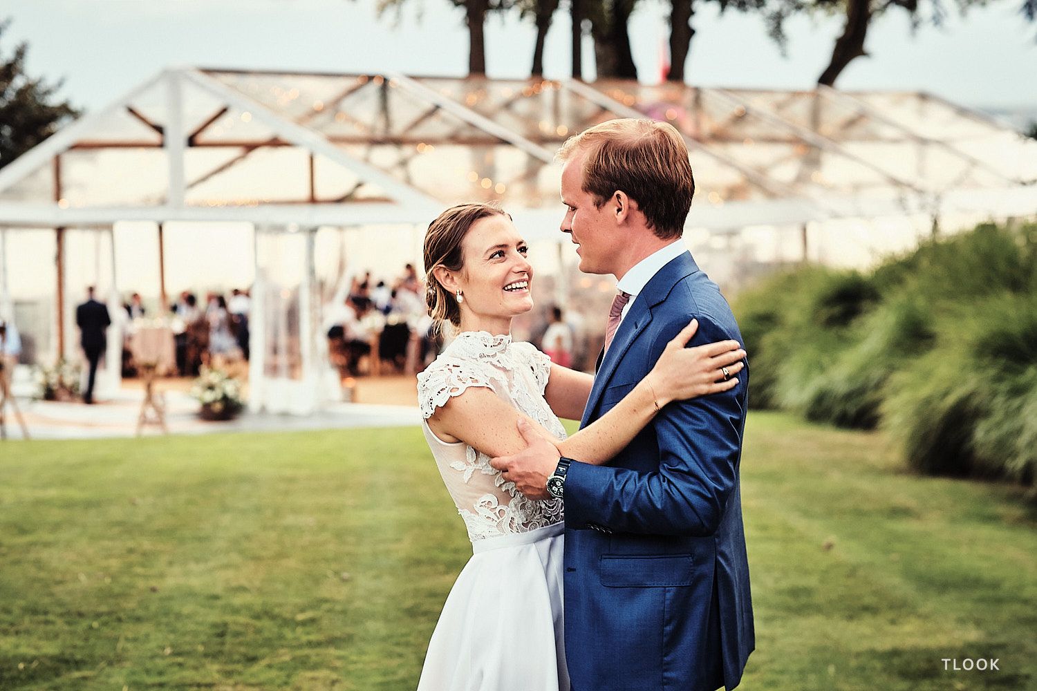 TLOOK photographe de mariage de style documentaire, portraits des mariés se regardant