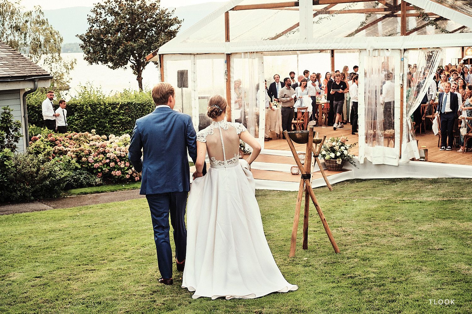 TLOOK photographe de mariage de style documentaire, les mariés arrivent dans la salle